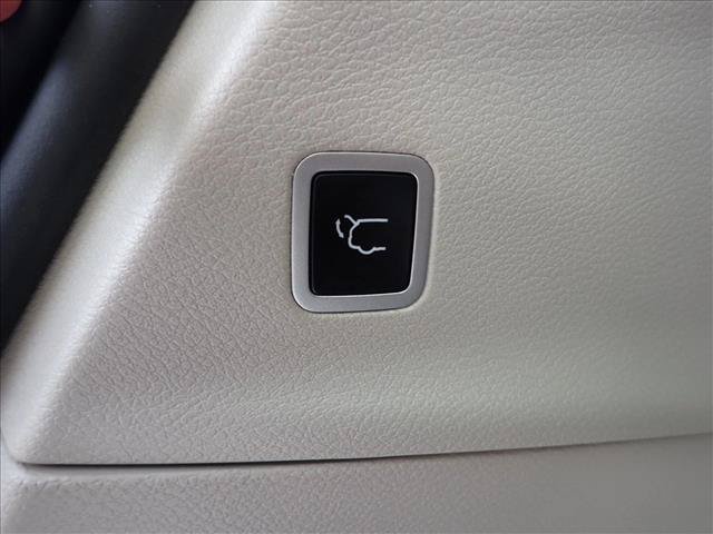 Used 2024 Chrysler Pacifica Touring-L FWD image 9
