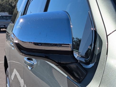 Used 2023 Chevrolet Suburban Premier image 11