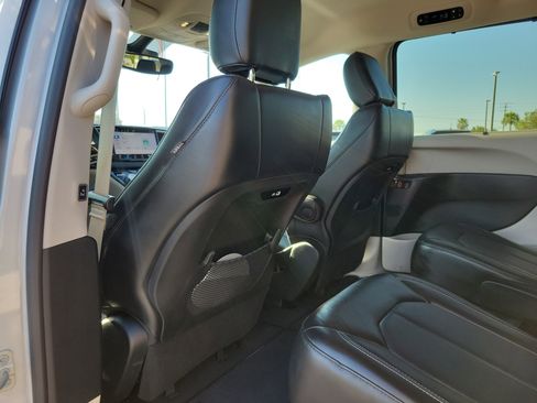Used 2024 Chrysler Pacifica Touring-L image 12