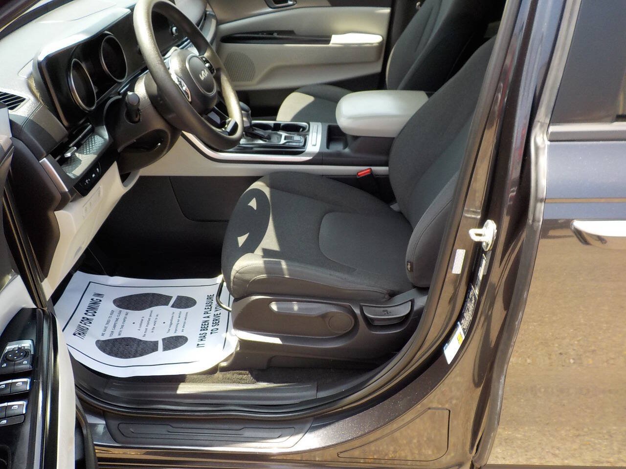 Used 2022 Kia Carnival LX FWD image 11