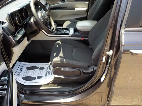 Used 2022 Kia Carnival LX FWD image 11
