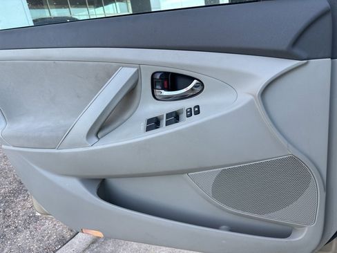 Used 2011 Toyota Camry LE image 12