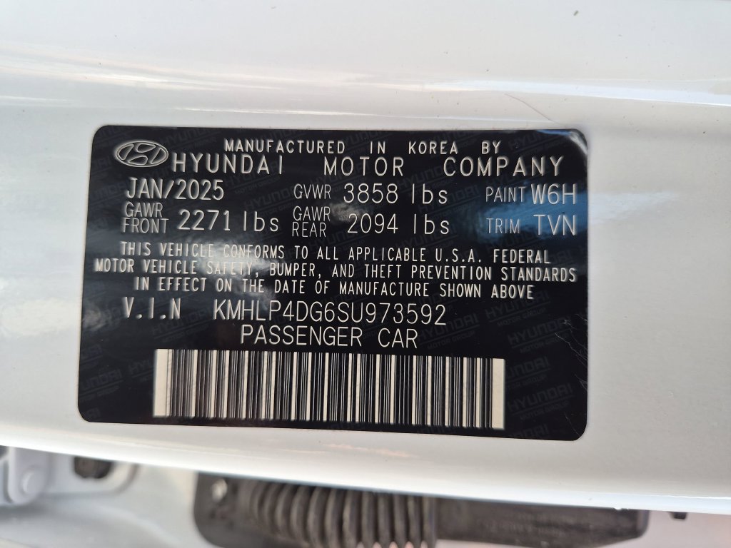 Used 2025 Hyundai Elantra Limited FWD image 33