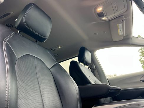 Used 2024 Chrysler Pacifica Touring-L image 18