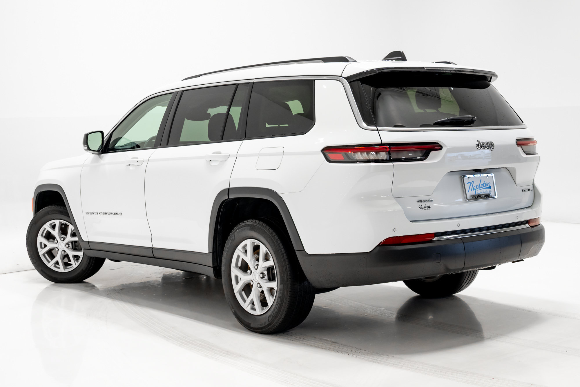 Used 2023 Jeep Grand Cherokee L Limited AWD/4WD image 3