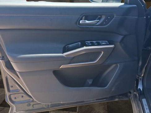 Used 2025 Nissan Pathfinder Platinum AWD/4WD image 11