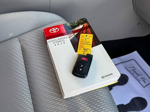 Used 2019 Toyota Highlander LE w/ Carpet Mat Package (TMS) AWD/4WD image 32