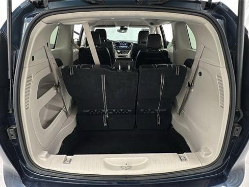 Used 2023 Chrysler Pacifica Touring-L image 17