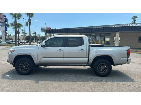 Used 2018 Toyota Tacoma SR5 RWD image 2