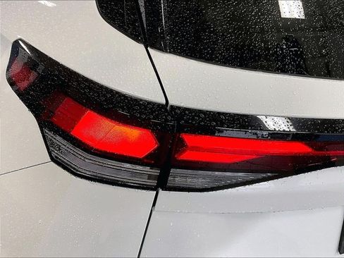 Used 2025 Volkswagen Tiguan SE R-Line AWD/4WD image 34