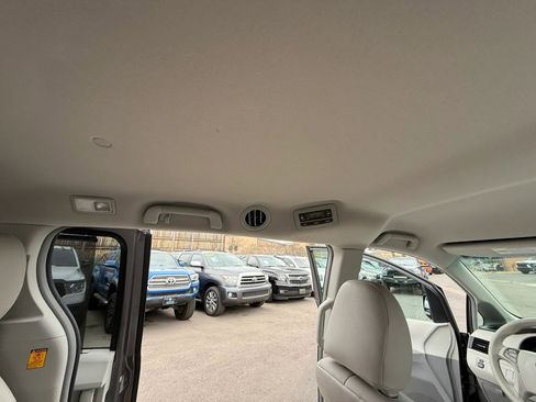 Used 2013 Toyota Sienna LE w/ Towing Pkg image 40