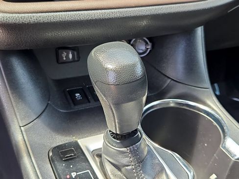 Used 2014 Toyota Highlander LE AWD/4WD image 16