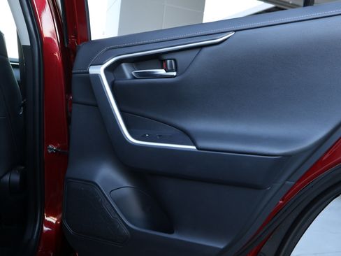 Used 2020 Toyota RAV4 Limited image 24