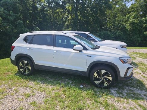 Used 2023 Volkswagen Taos SE AWD/4WD image 1