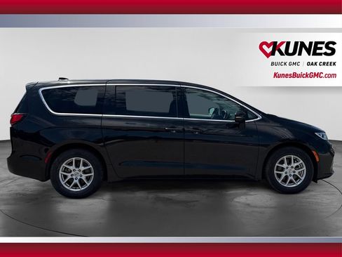 Used 2023 Chrysler Pacifica Touring-L FWD image 10