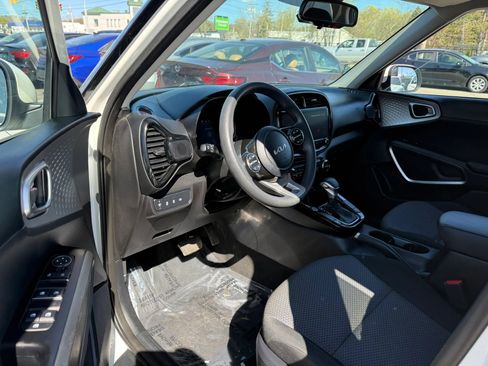 Used 2023 Kia Soul S FWD image 9