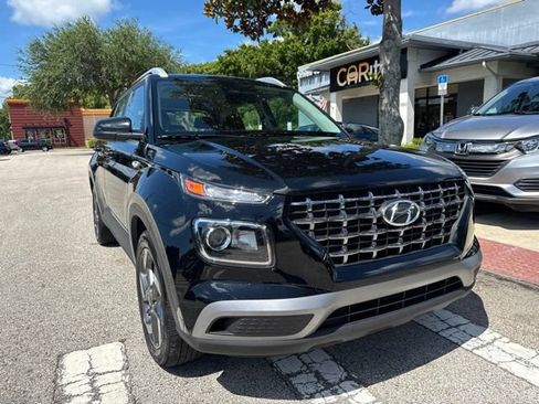 Used 2025 Hyundai Venue SEL FWD image 2
