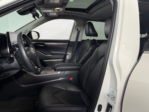 Used 2023 Toyota Highlander Limited FWD image 19
