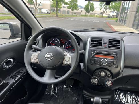 Used 2013 Nissan Versa SV w/ Convenience Pkg FWD image 12