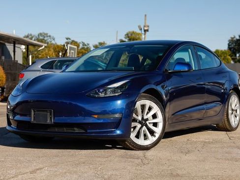 Used 2022 Tesla Model 3 Standard Range image 1