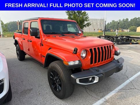 Used 2023 Jeep Gladiator Sport AWD/4WD image 2