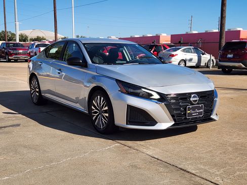 Used 2024 Nissan Altima 2.5 SV image 4