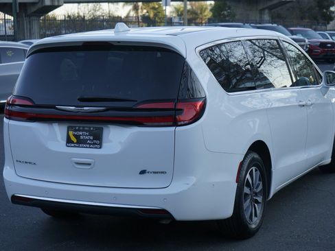 Used 2022 Chrysler Pacifica Touring-L w/ Uconnect Theater Family Group image 9
