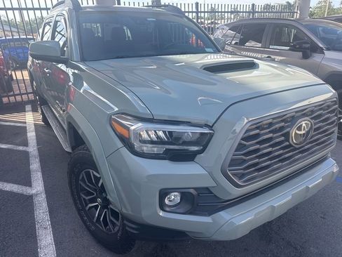 Used 2022 Toyota Tacoma TRD Sport image 2