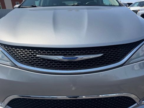 Used 2018 Chrysler Pacifica Touring-L w/ Tire & Wheel Group FWD image 7