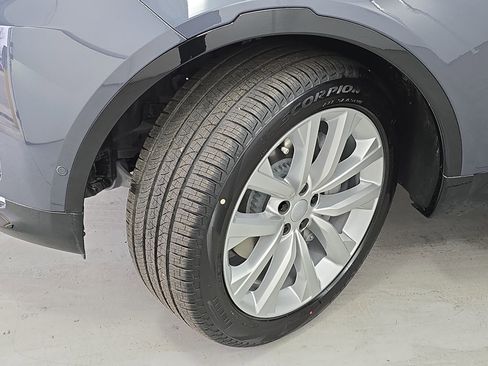 New 2026 Land Rover Discovery Dynamic SE image 33