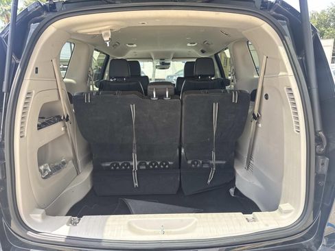 Used 2023 Chrysler Pacifica Touring-L FWD image 8