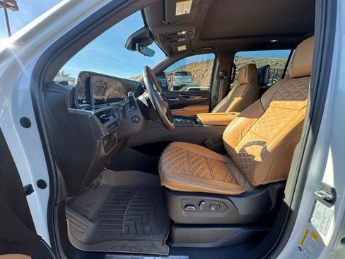 Used 2021 Cadillac Escalade ESV Premium Luxury image 9