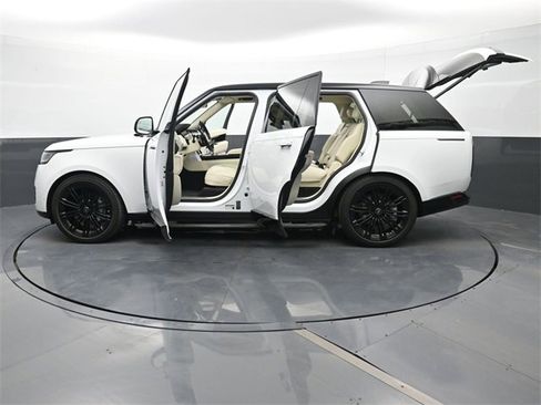 Used 2023 Land Rover Range Rover Long Wheelbase SE image 13