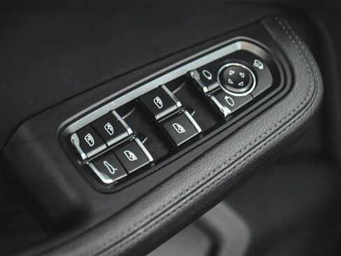 Used 2023 Porsche Macan image 9