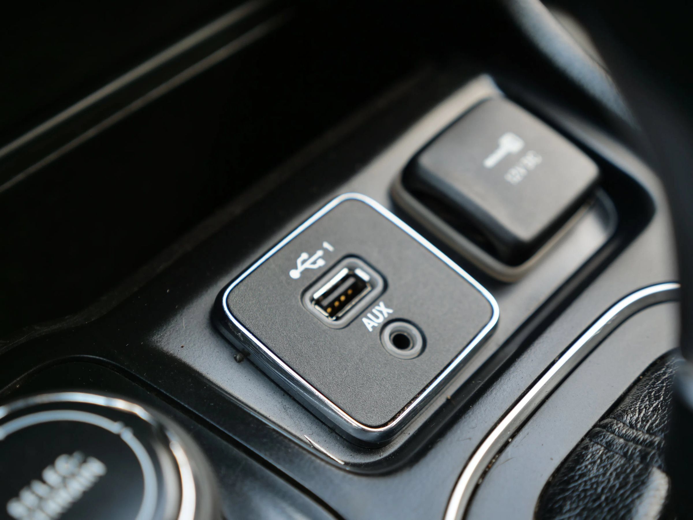 Used 2021 Jeep Cherokee Latitude Plus w/ Mopar Interior Package AWD/4WD image 29