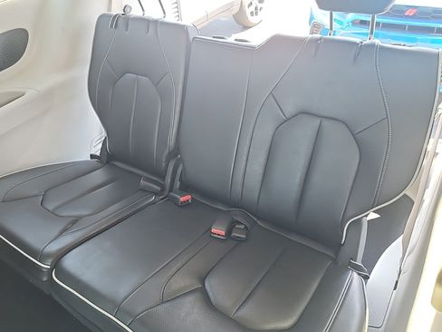 Used 2022 Chrysler Pacifica Limited w/ Uconnect Theater Family Group FWD image 10