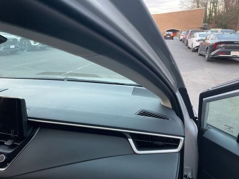 Used 2025 Toyota Corolla LE image 33