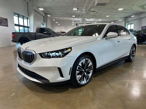 Used 2024 BMW 530i w/ Convenience Package RWD image 3
