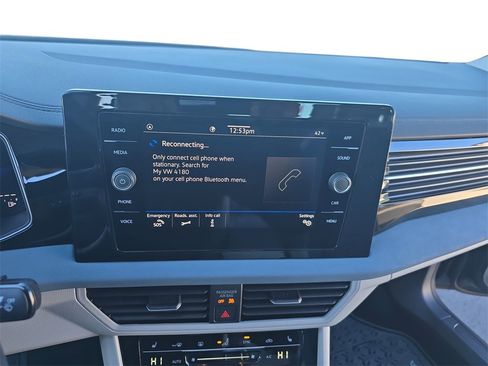 Certified 2025 Volkswagen Jetta SE image 9