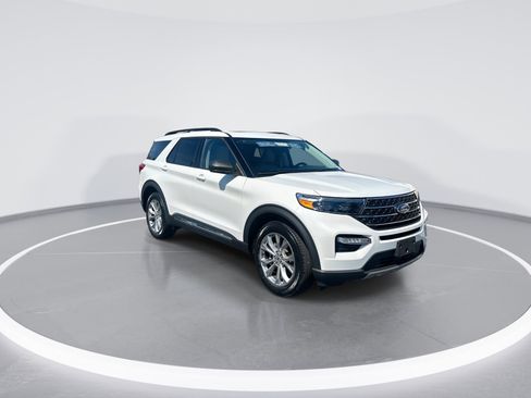 Used 2024 Ford Explorer XLT w/ Equipment Group 202A AWD/4WD image 2
