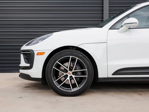 Certified 2024 Porsche Macan image 11