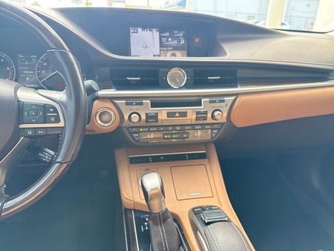 Used 2016 Lexus ES 350 w/ Luxury Package w/Wood Trim FWD image 16