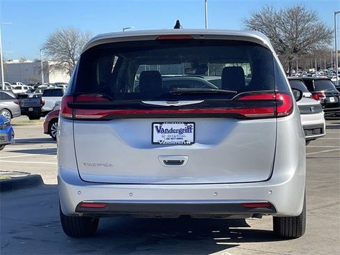 Used 2024 Chrysler Pacifica Touring-L image 5