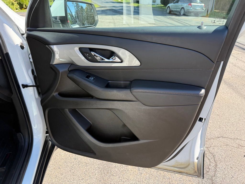 Used 2021 Chevrolet Traverse LT AWD/4WD image 40