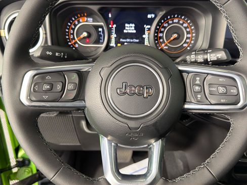 Used 2026 Jeep Wrangler Unlimited Sahara AWD/4WD image 32