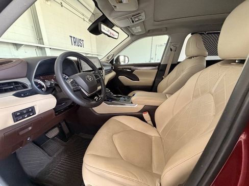 Used 2021 Toyota Highlander Platinum FWD image 17