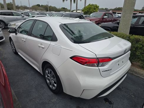 Used 2022 Toyota Corolla LE image 4