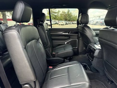 Used 2024 Jeep Wagoneer Series III AWD/4WD image 30