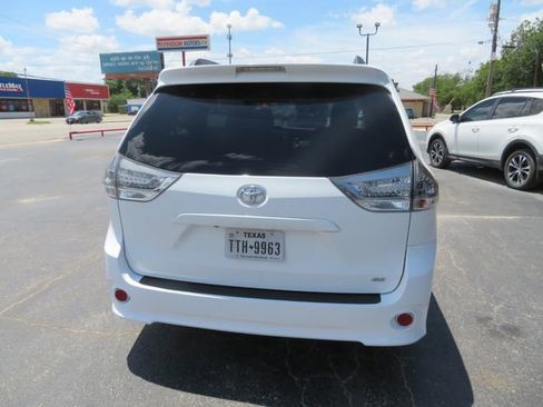 Used 2017 Toyota Sienna SE image 6