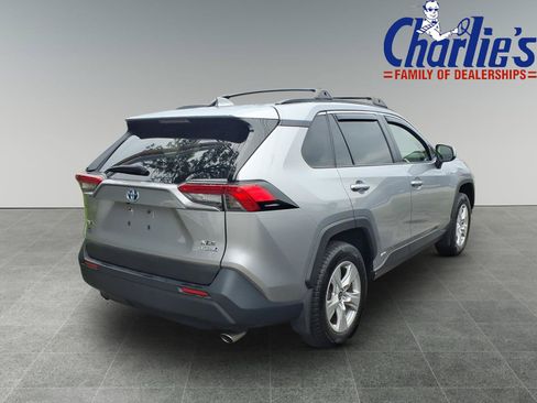 Used 2021 Toyota RAV4 XLE w/ Convenience Package AWD/4WD image 4